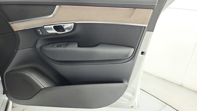 Certified 2025 Volvo XC90 B6 Core w/ Protection Package Premier AWD/4WD image 39