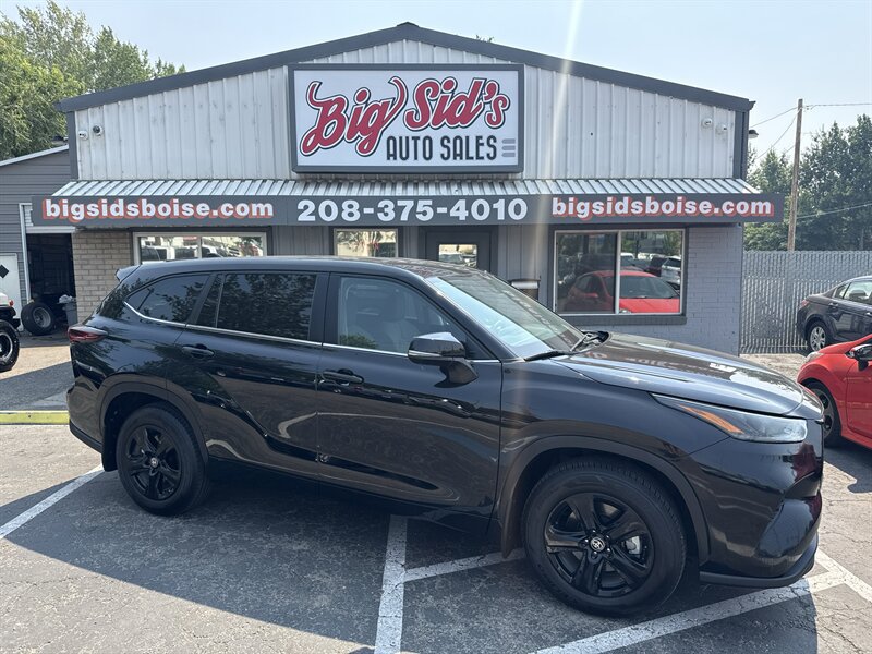 Used 2024 Toyota Highlander LE AWD/4WD image 1