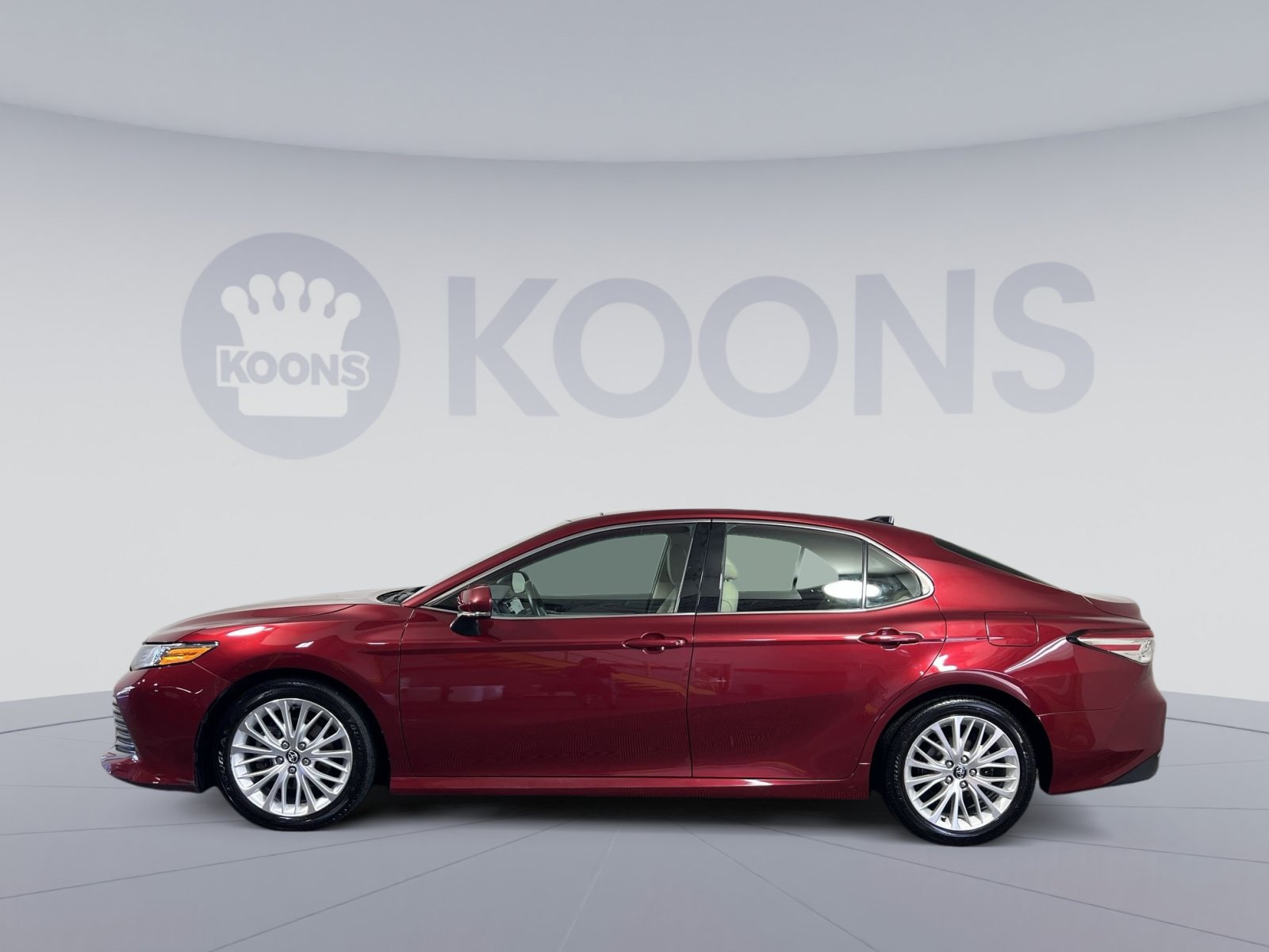 Used 2020 Toyota Camry XLE w/ Navigation Package FWD image 2