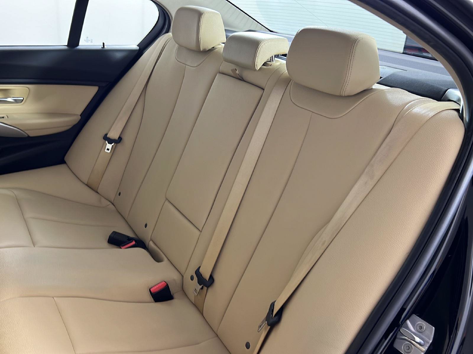 Used 2018 BMW 320i xDrive Sedan AWD/4WD image 4