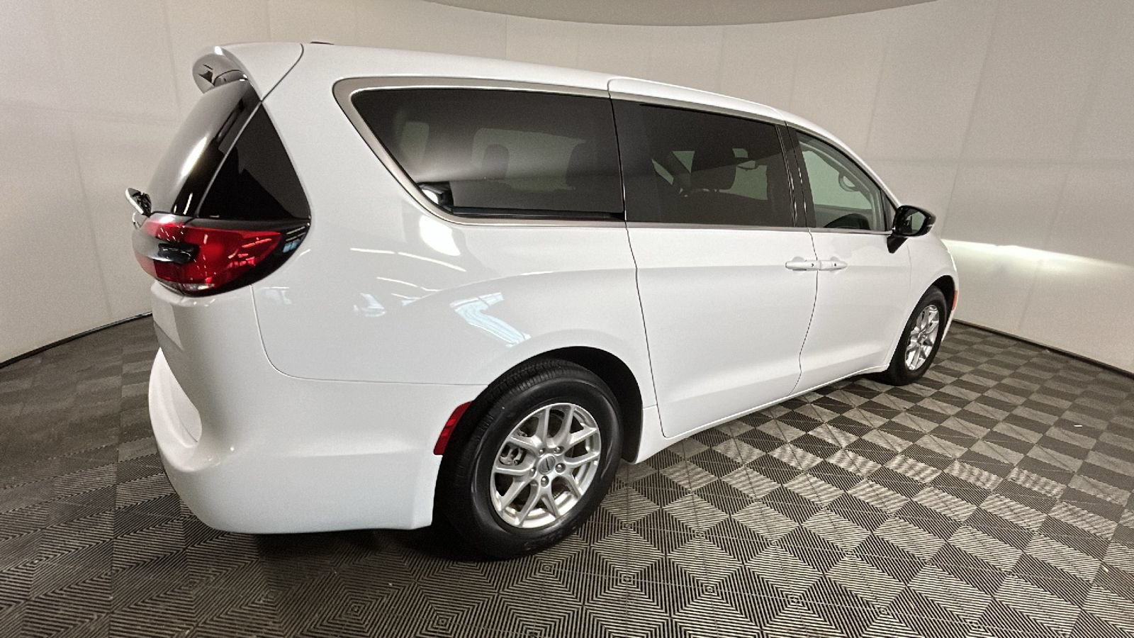 Used 2024 Chrysler Pacifica Touring-L FWD image 3