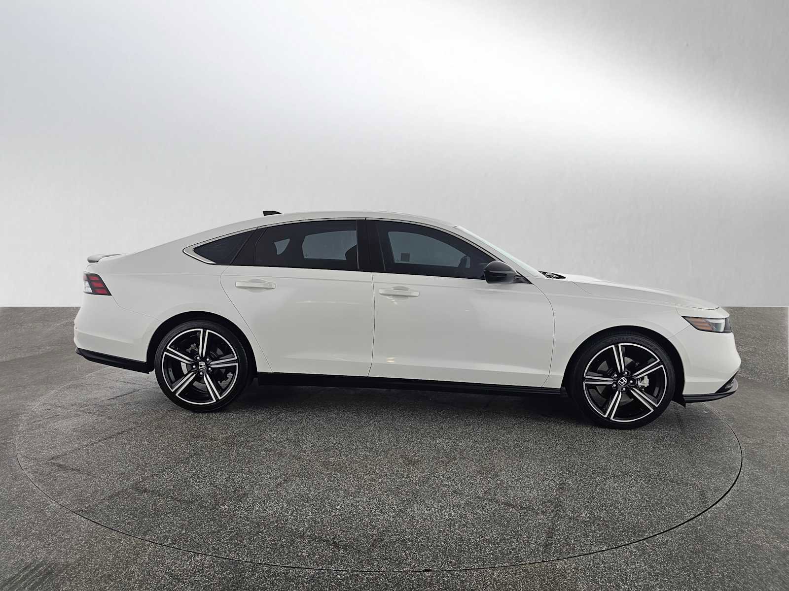 Used 2023 Honda Accord Sport image 2