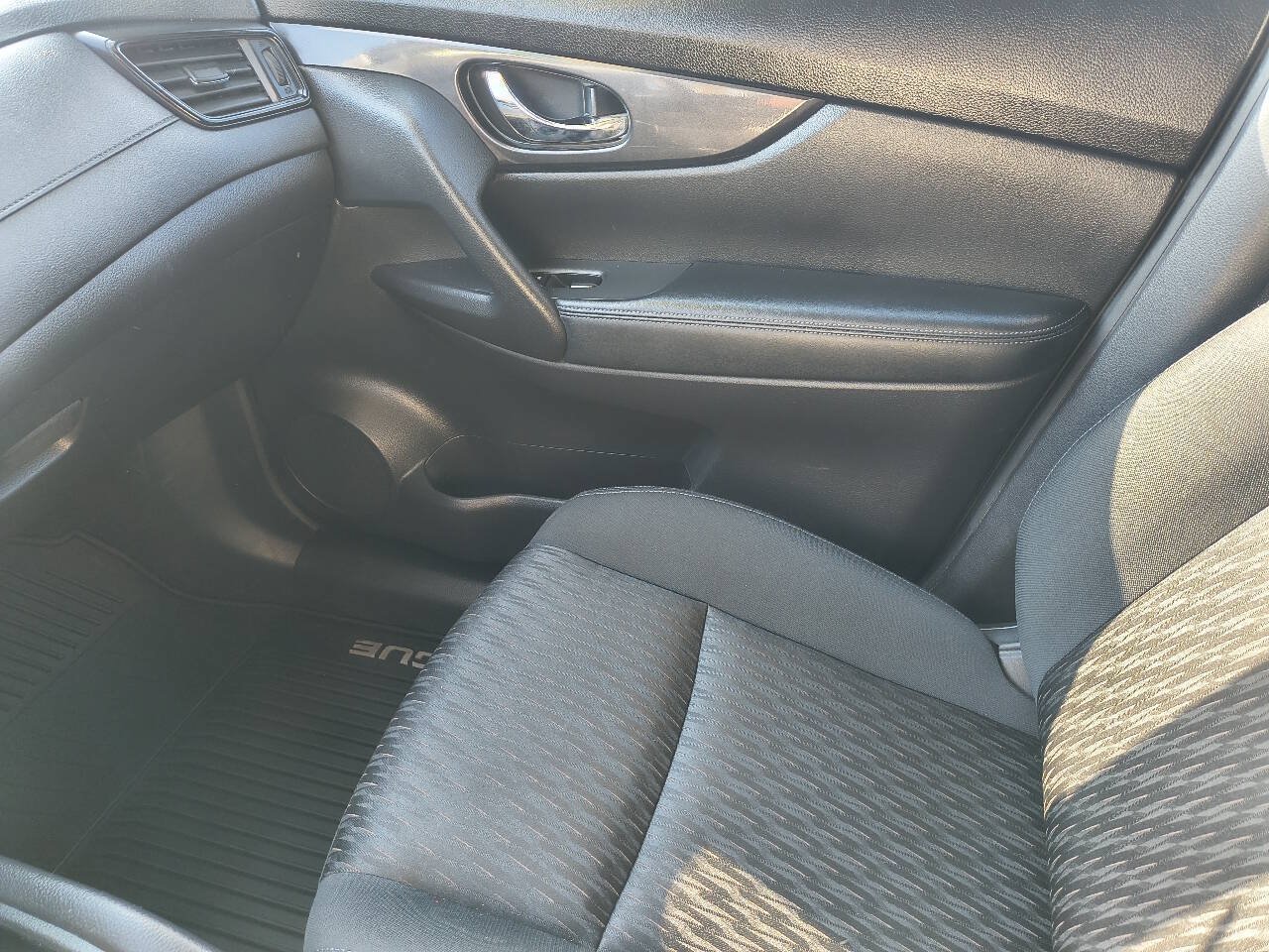 Used 2017 Nissan Rogue SV AWD/4WD image 29