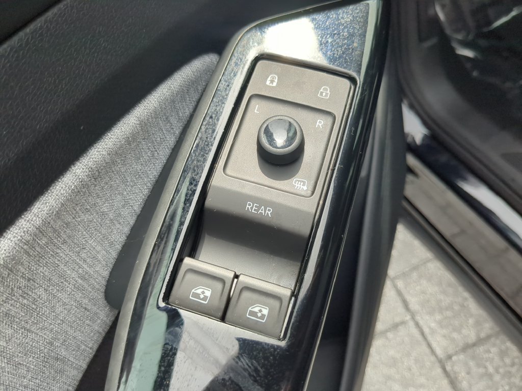 Certified 2023 Volkswagen ID.4 Pro AWD/4WD image 18