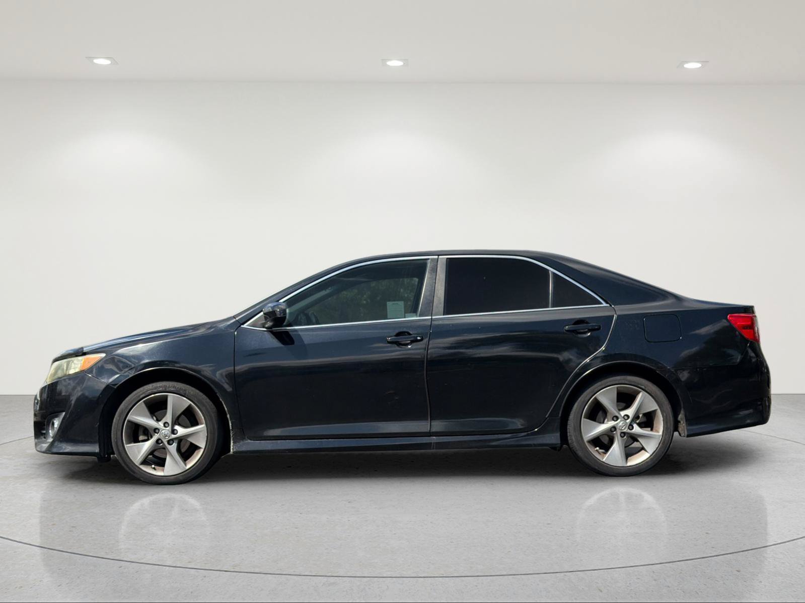 Used 2014 Toyota Camry SE FWD image 2