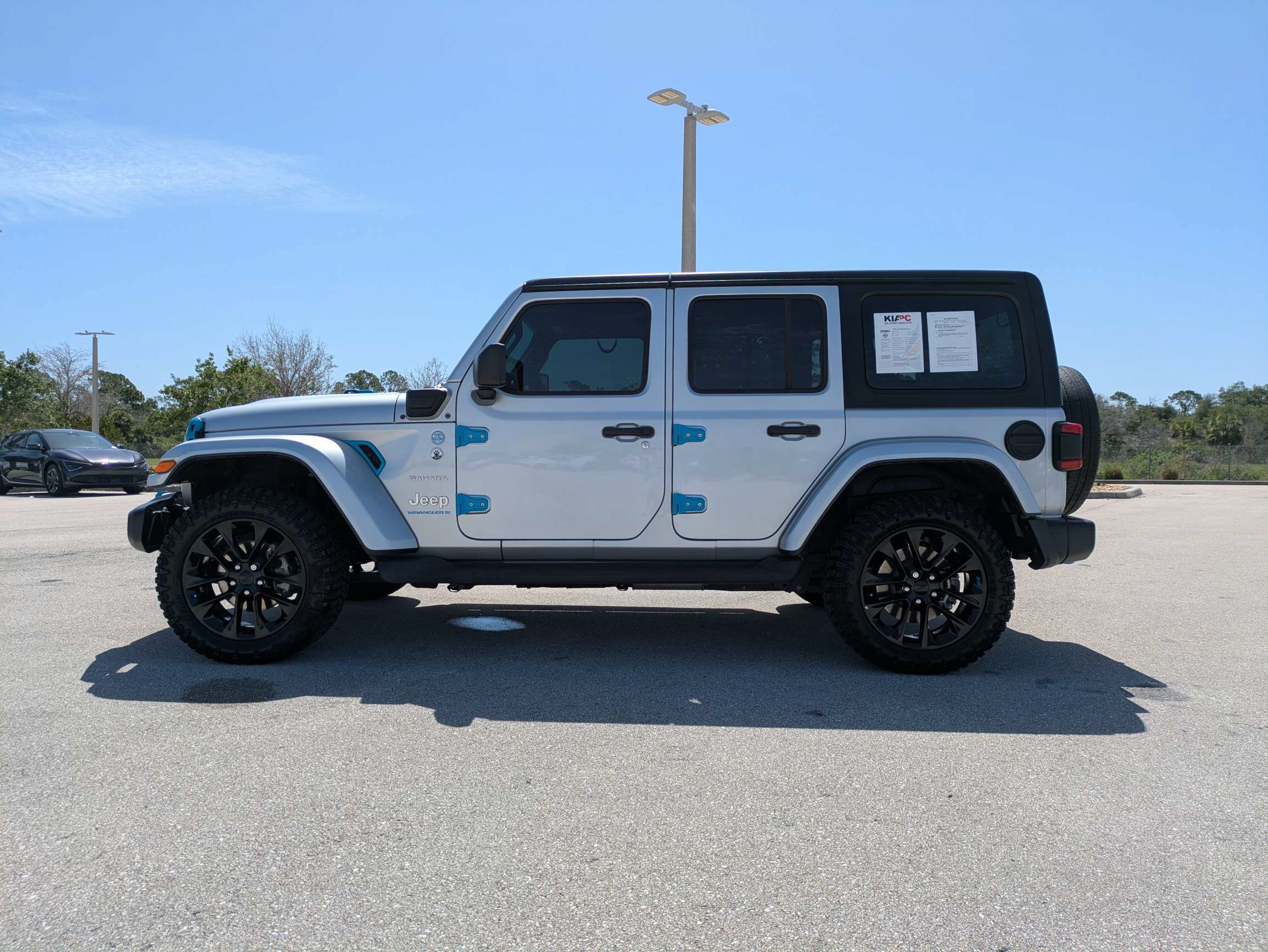 Used 2023 Jeep Wrangler Unlimited Sahara w/ Cold Weather Group AWD/4WD image 8