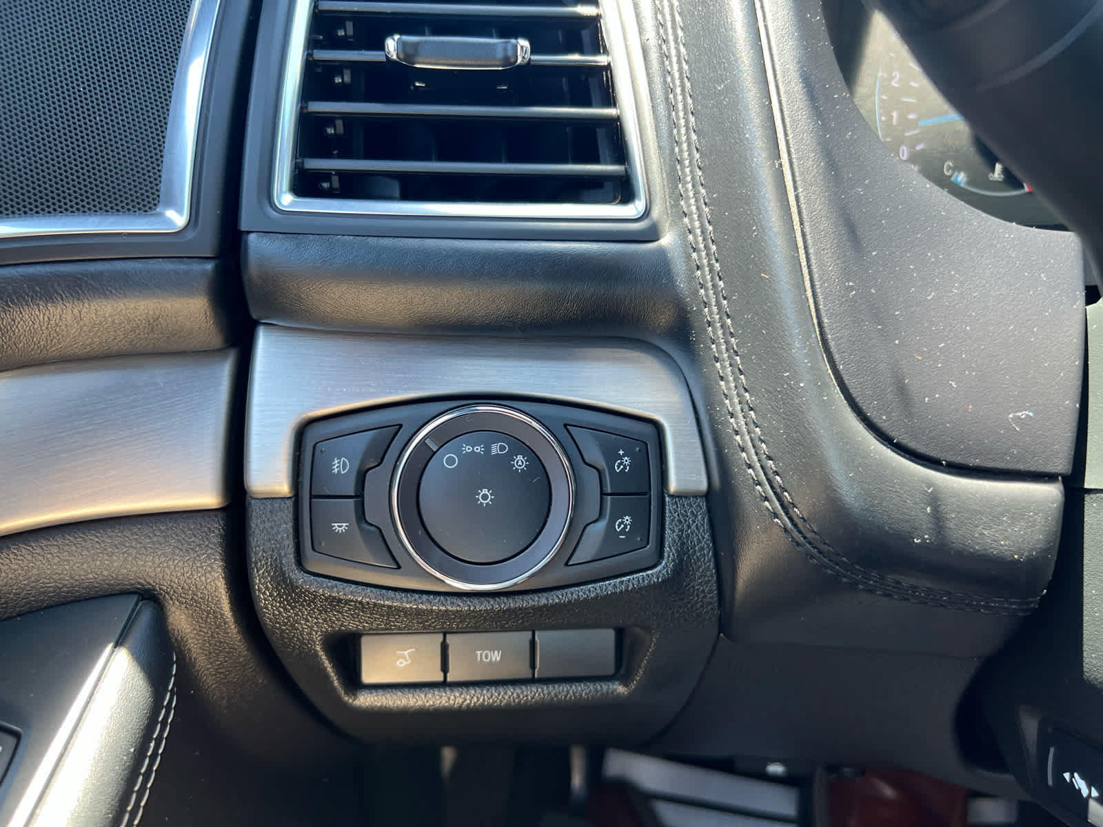 Used 2018 Ford Explorer Platinum AWD/4WD image 18