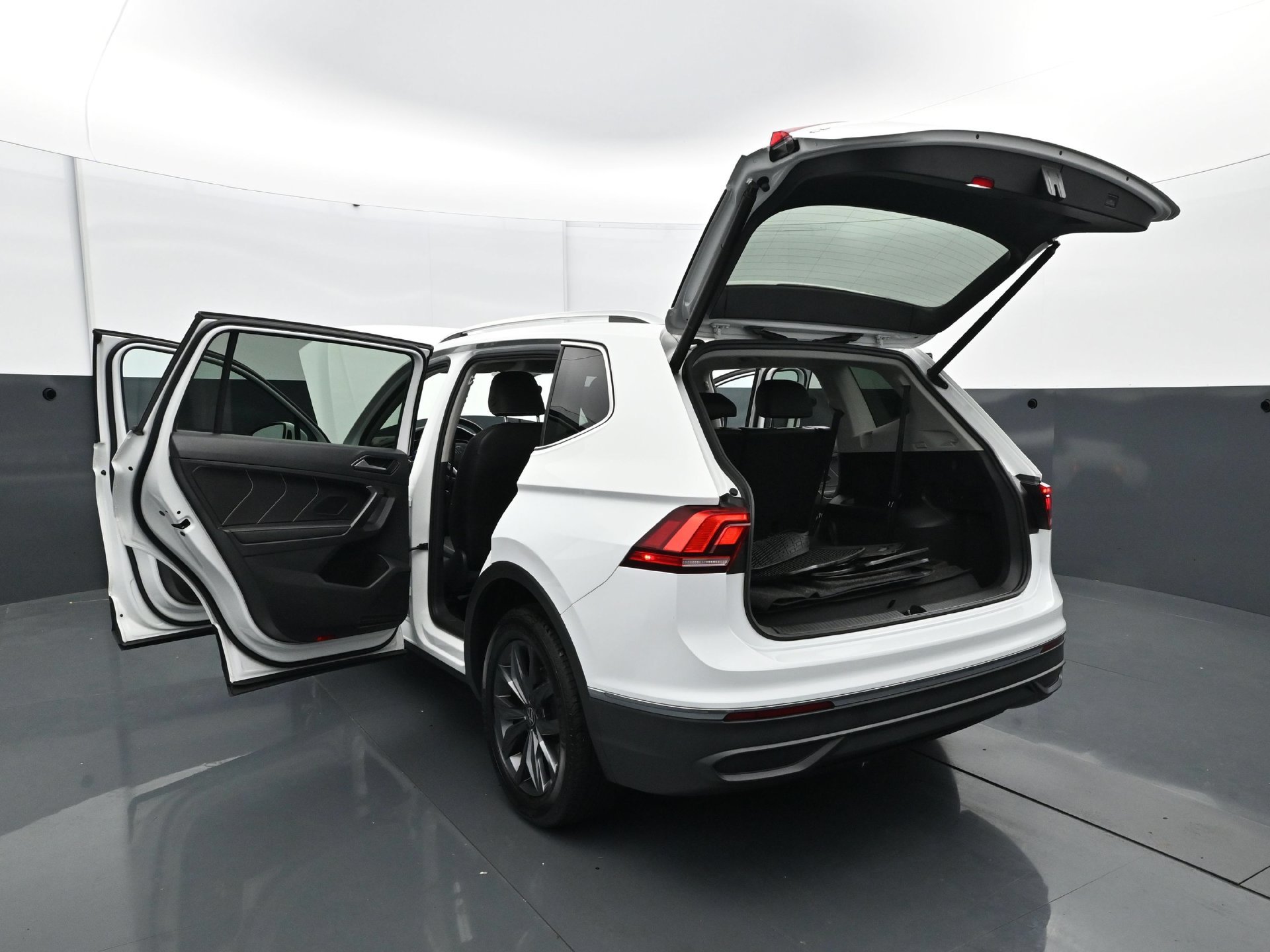 Used 2022 Volkswagen Tiguan SE FWD image 34