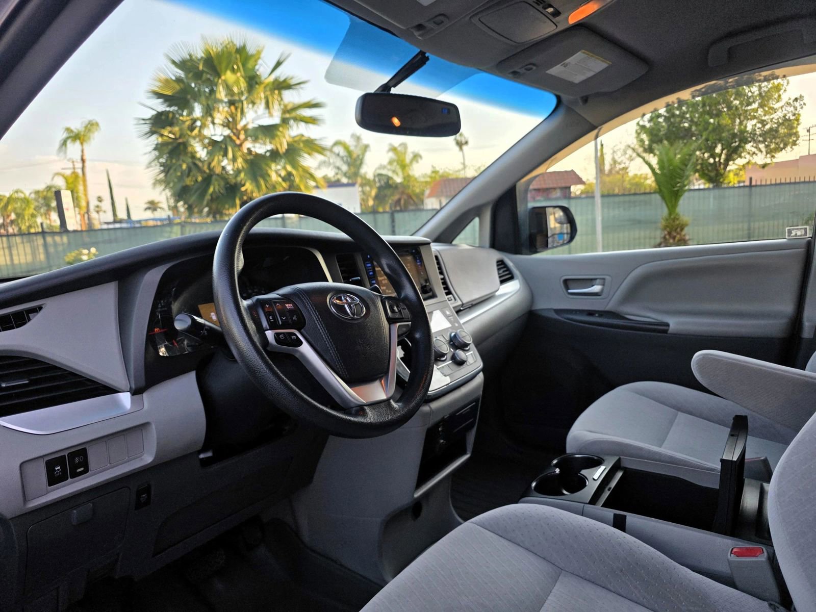 Used 2017 Toyota Sienna LE w/ Cargo Management Package image 5