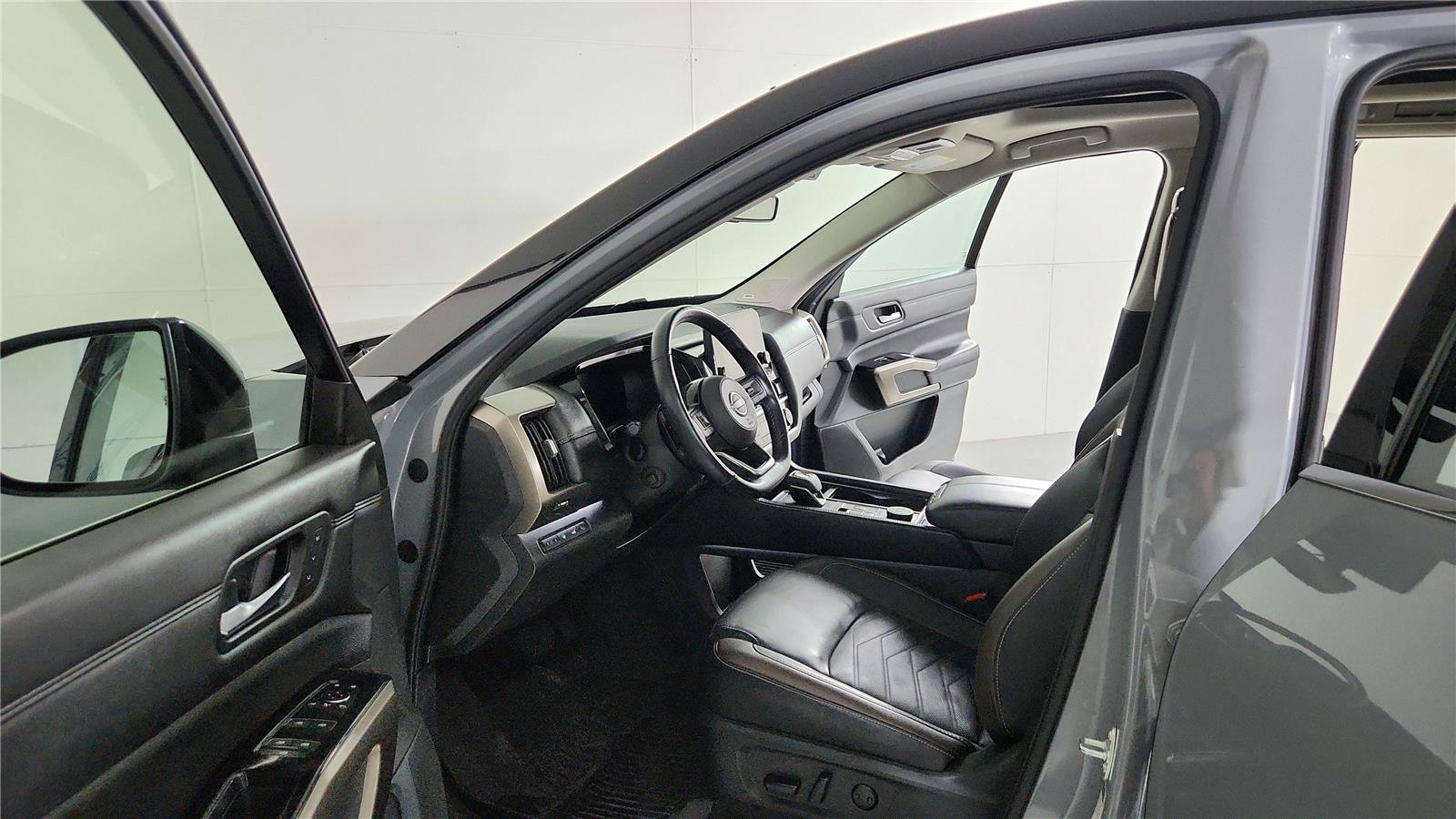 Used 2024 Nissan Pathfinder Platinum w/ Black Appearance Package AWD/4WD image 16