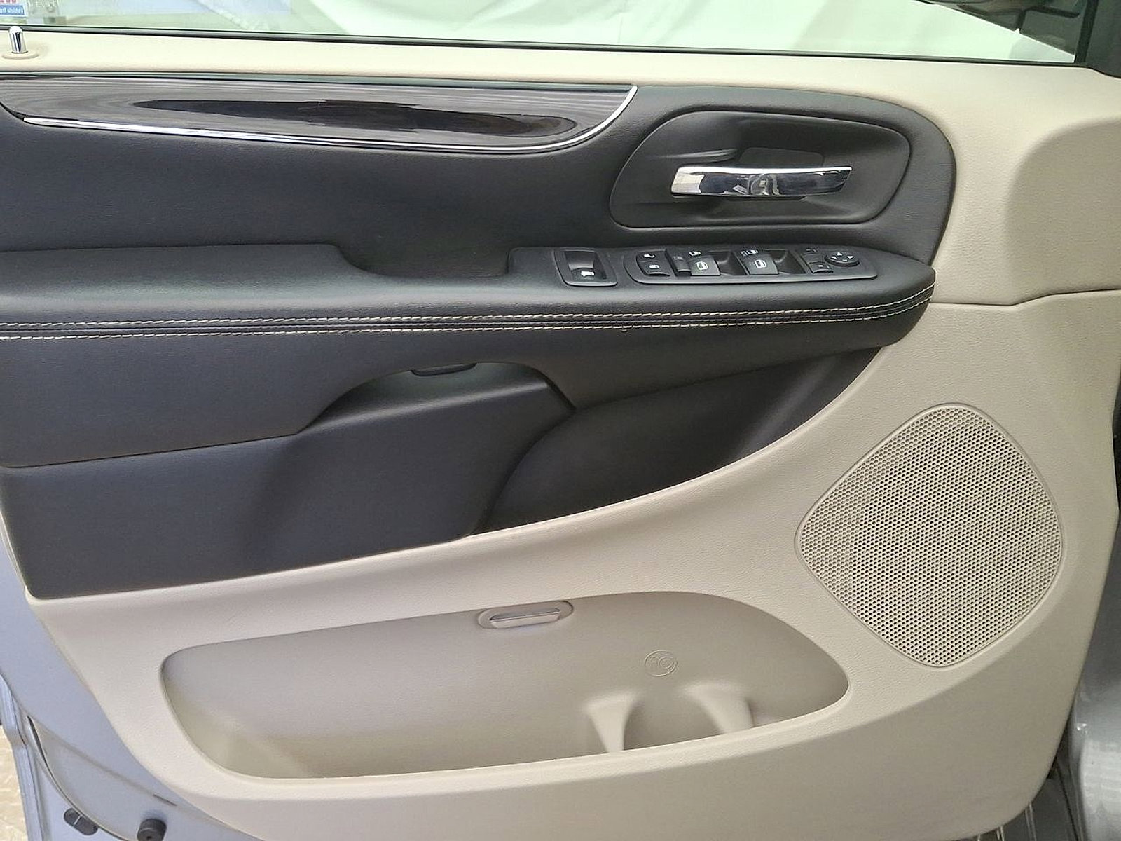 Used 2019 Dodge Grand Caravan SXT image 10