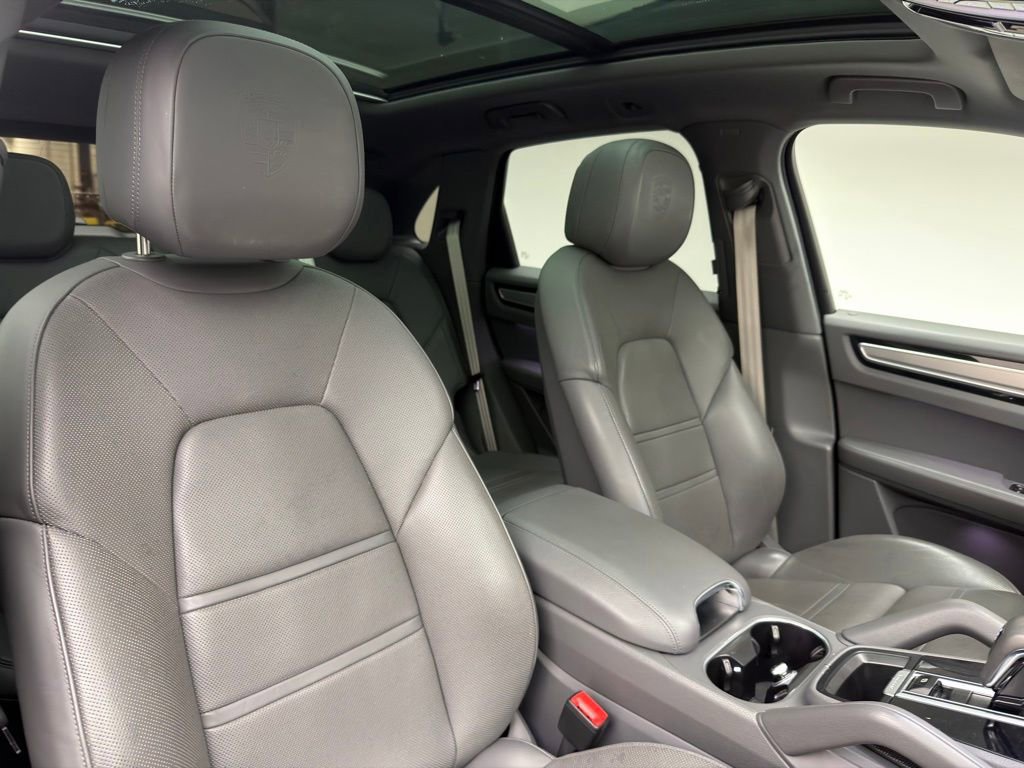 Used 2023 Porsche Cayenne Platinum Edition image 6