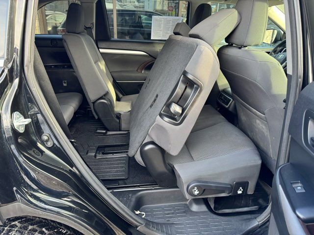 Used 2015 Toyota Highlander LE image 28