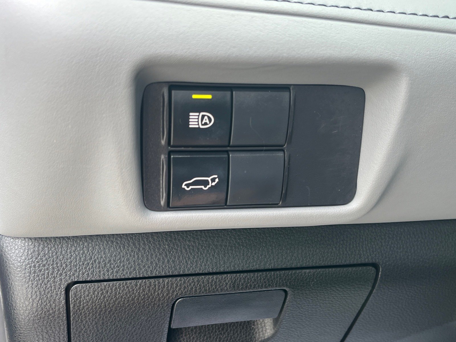 Used 2022 Toyota Highlander XLE AWD/4WD image 16