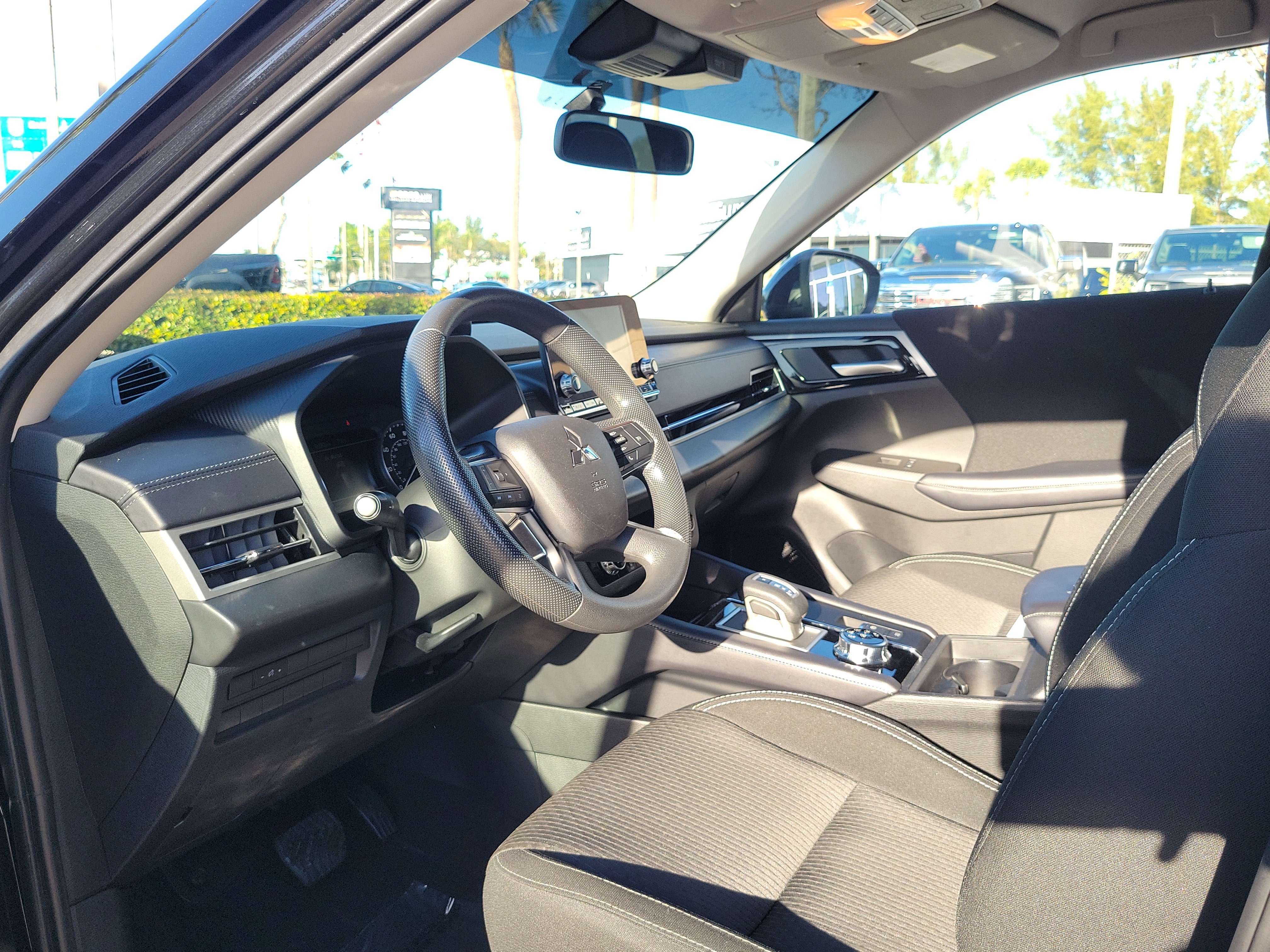 Used 2024 Mitsubishi Outlander ES image 9