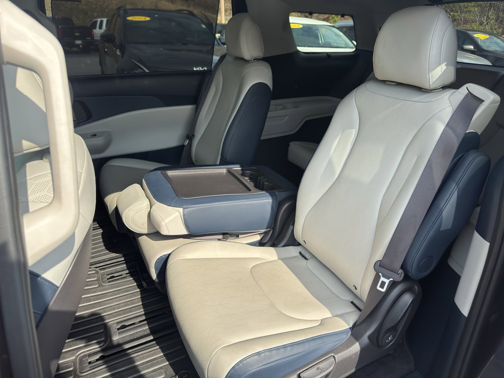 Used 2025 Kia Carnival EX image 11