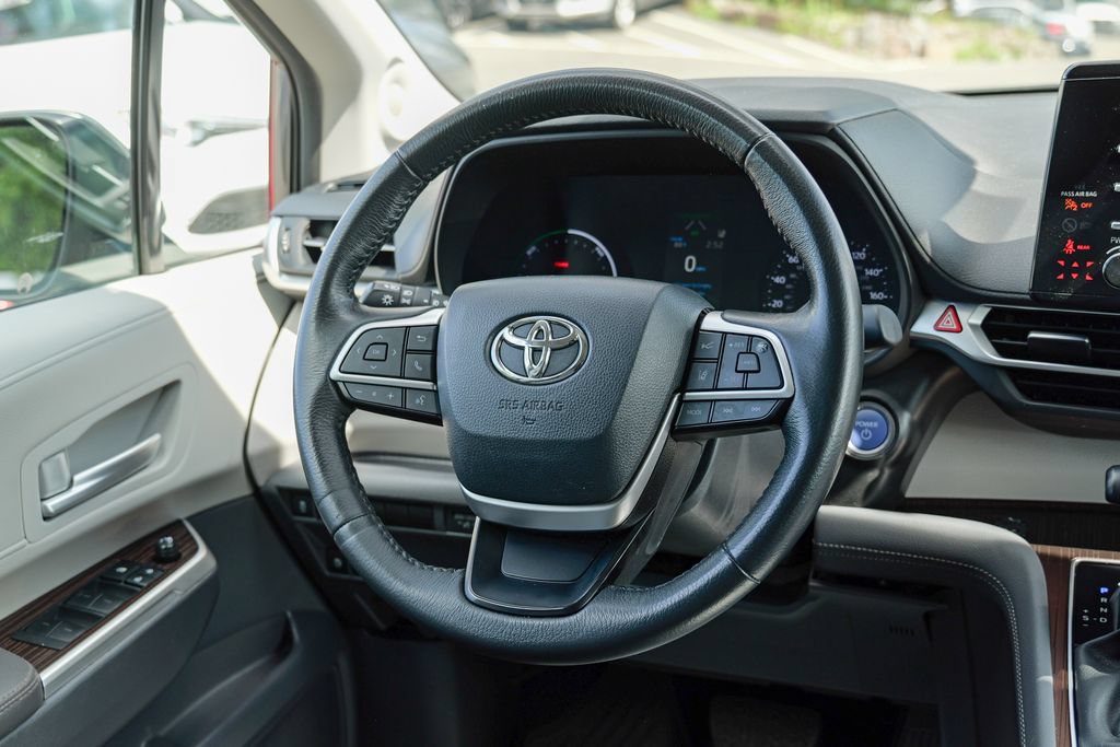 Used 2024 Toyota Sienna XLE w/ XLE Plus Package FWD image 41