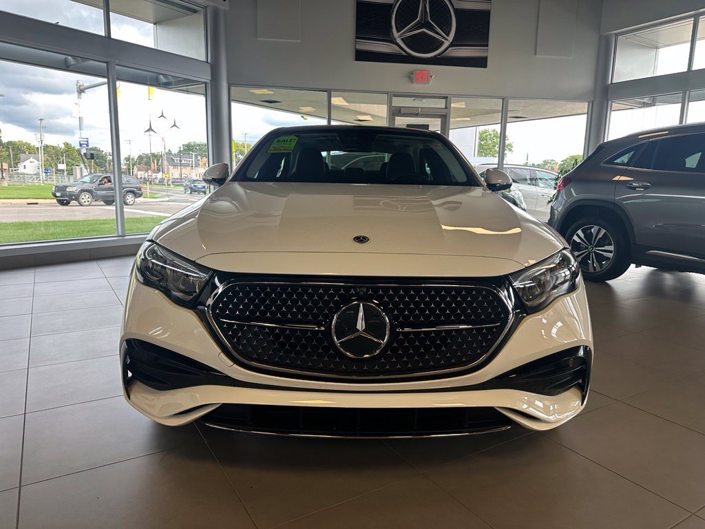 Used 2025 Mercedes-Benz E 350 4MATIC Sedan image 2