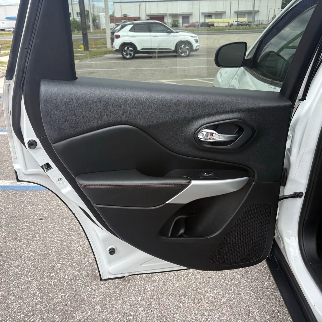 Used 2017 Jeep Cherokee Trailhawk w/ Comfort/Convenience Group AWD/4WD image 12