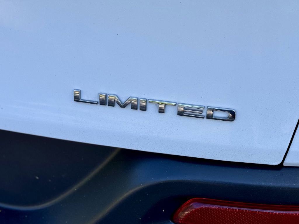 Used 2015 Jeep Cherokee Limited w/ Luxury Group FWD image 3
