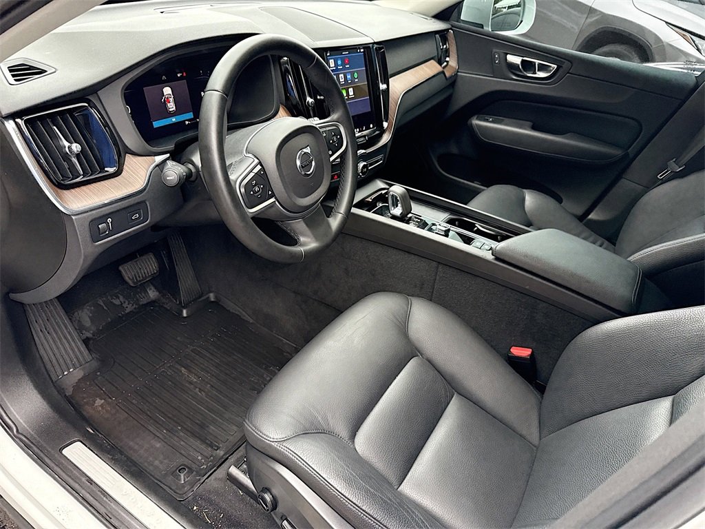 Used 2022 Volvo XC60 B5 Momentum image 25