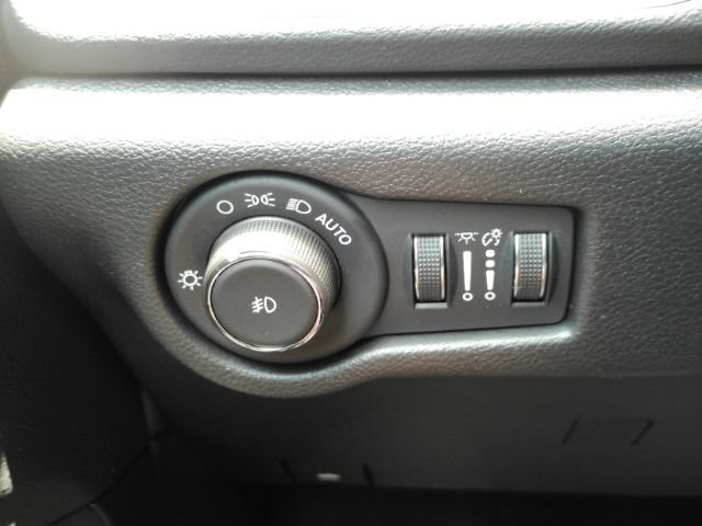 Used 2025 Chrysler Pacifica Select FWD image 42