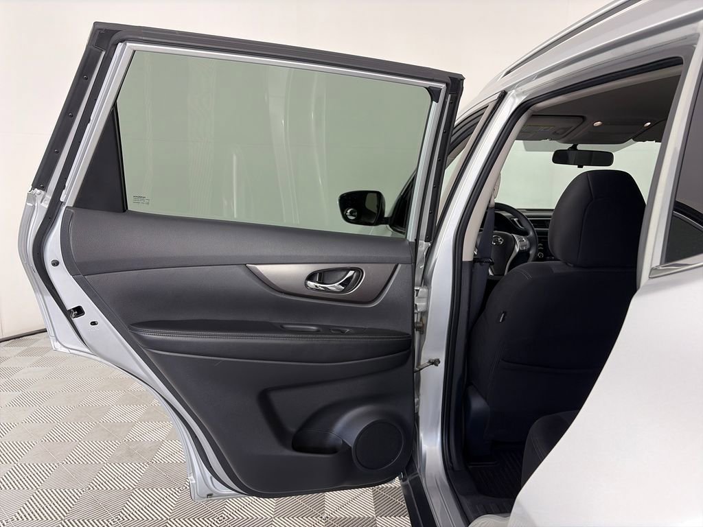 Used 2015 Nissan Rogue SV image 12