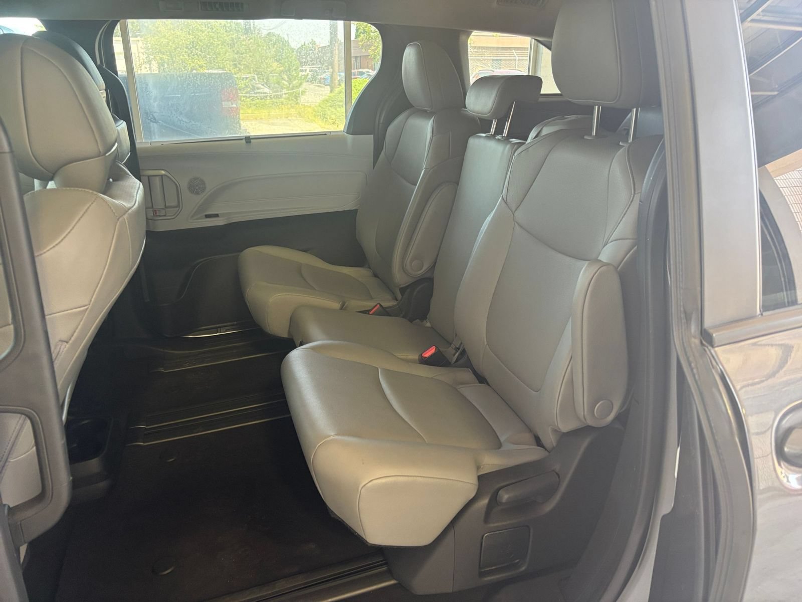 Used 2025 Toyota Sienna XLE FWD image 26