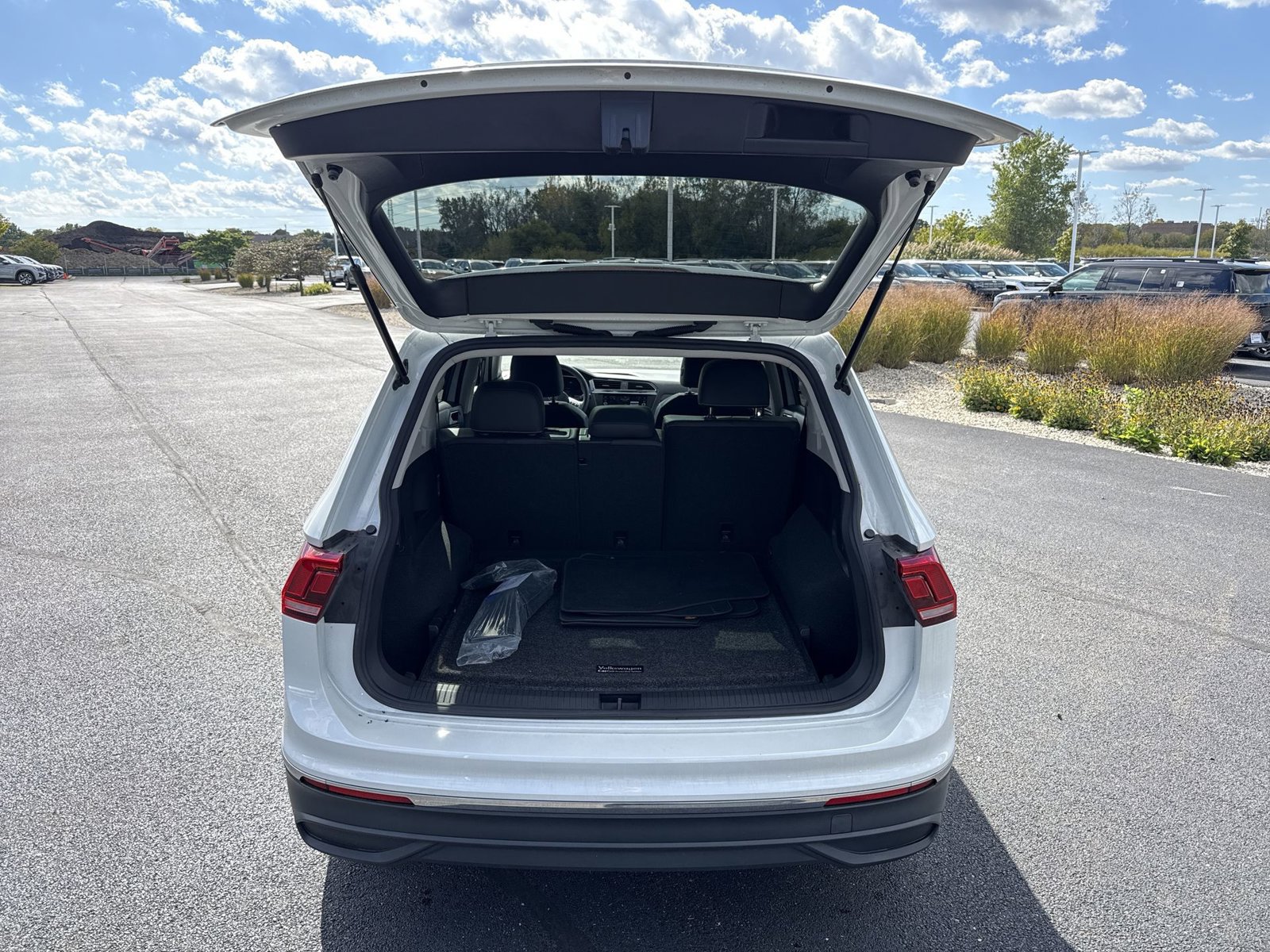 Used 2023 Volkswagen Tiguan SE w/ Panoramic Sunroof Package AWD/4WD image 25
