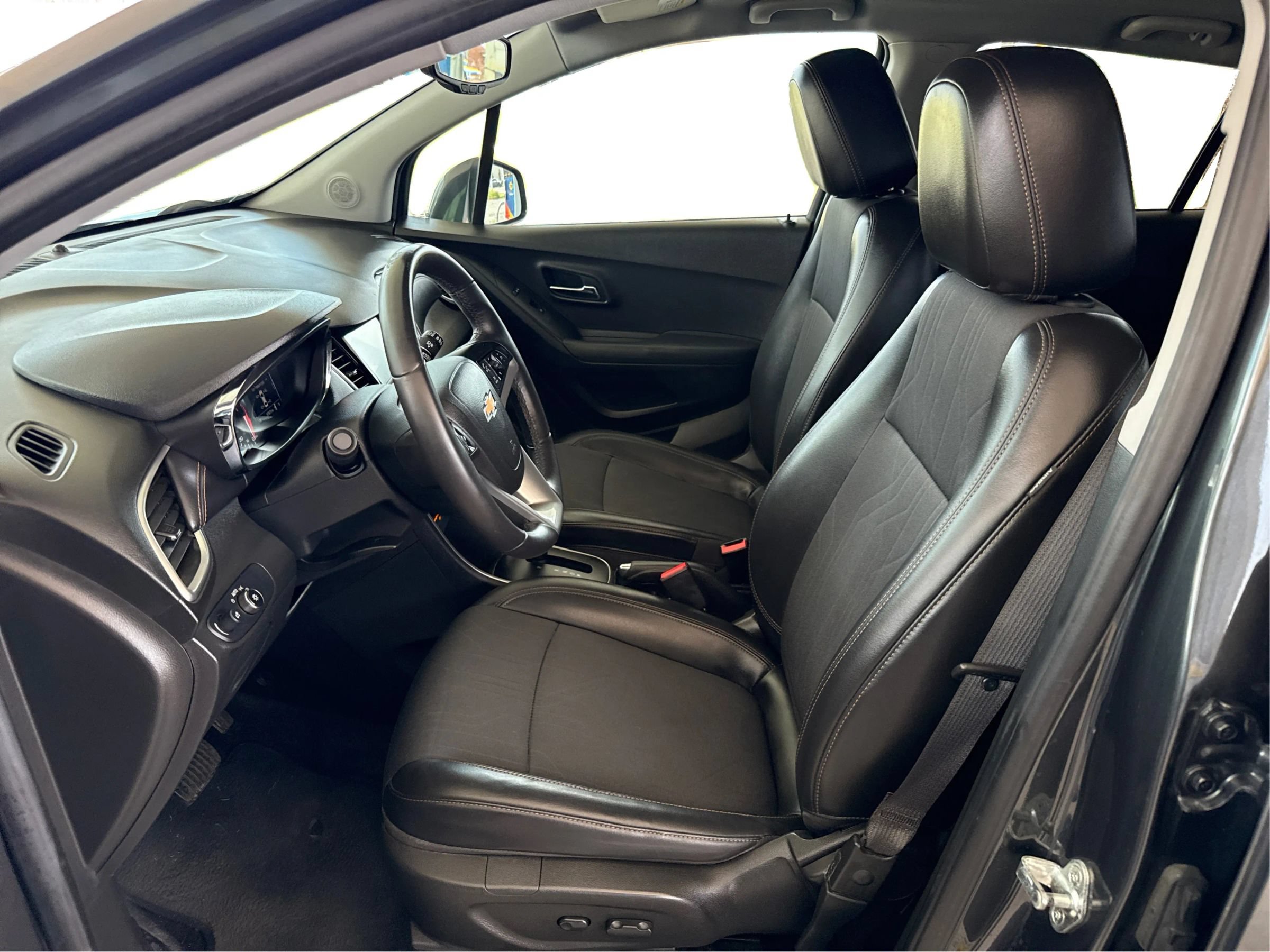 Used 2017 Chevrolet Trax LT w/ LT Convenience Package FWD image 9