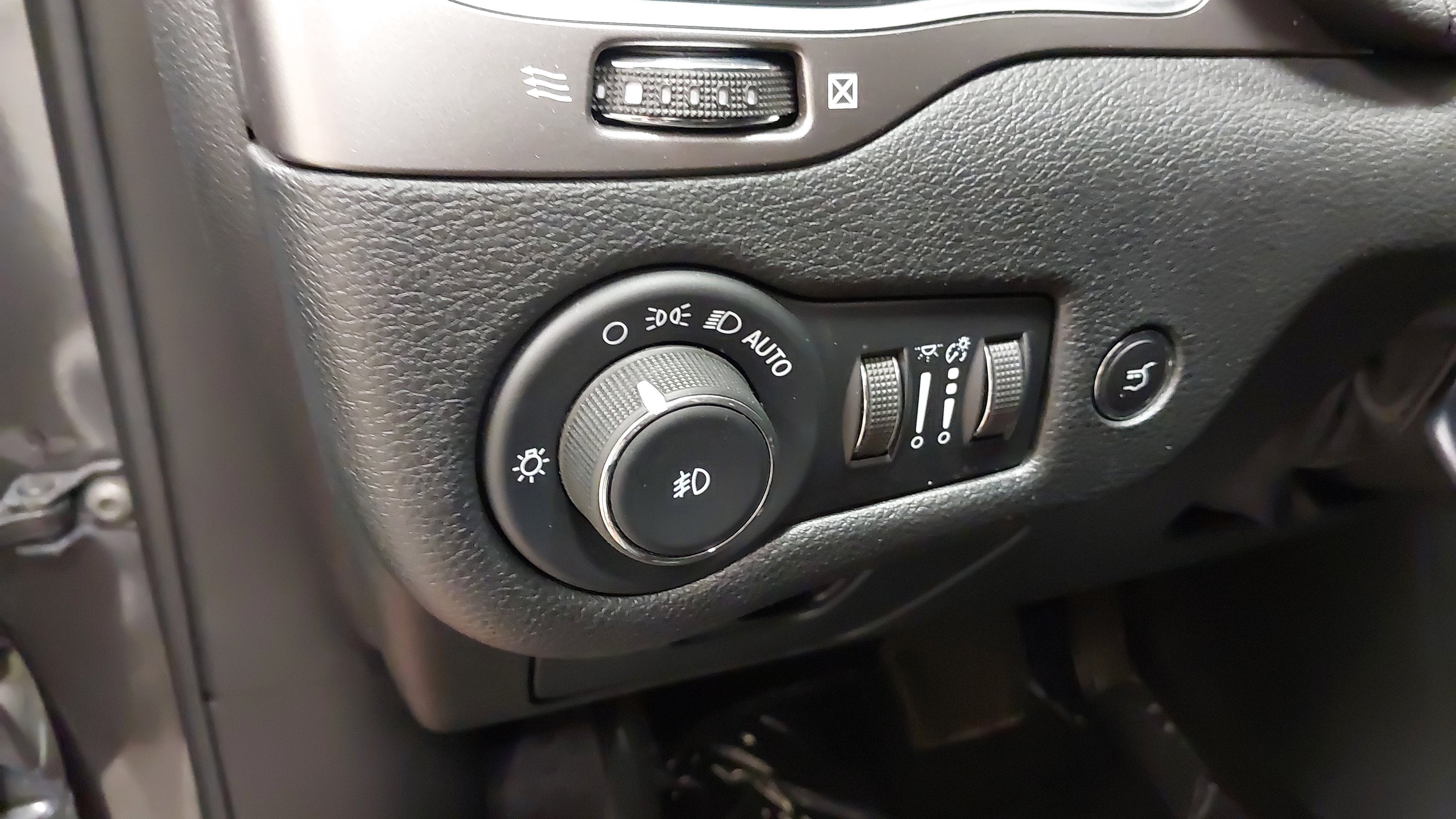 Used 2022 Jeep Cherokee Limited AWD/4WD image 31