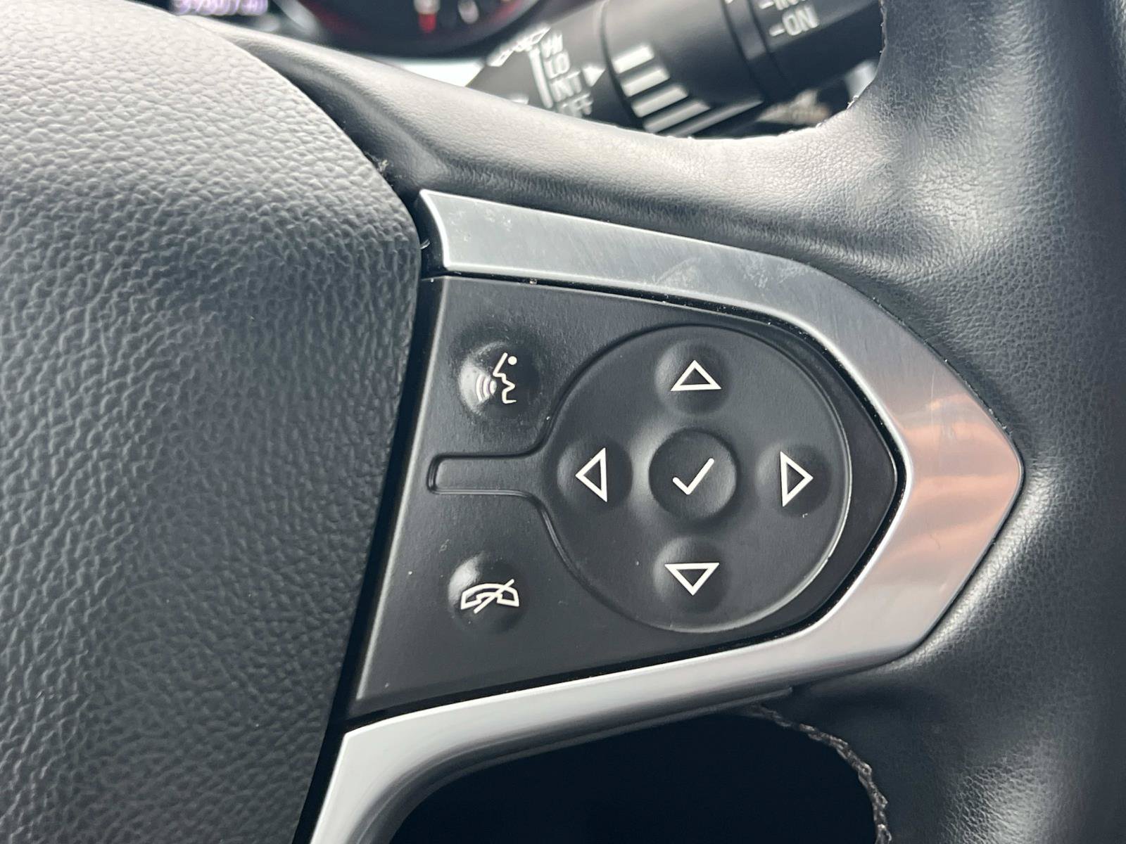 Used 2023 Chevrolet Traverse Premier FWD image 10