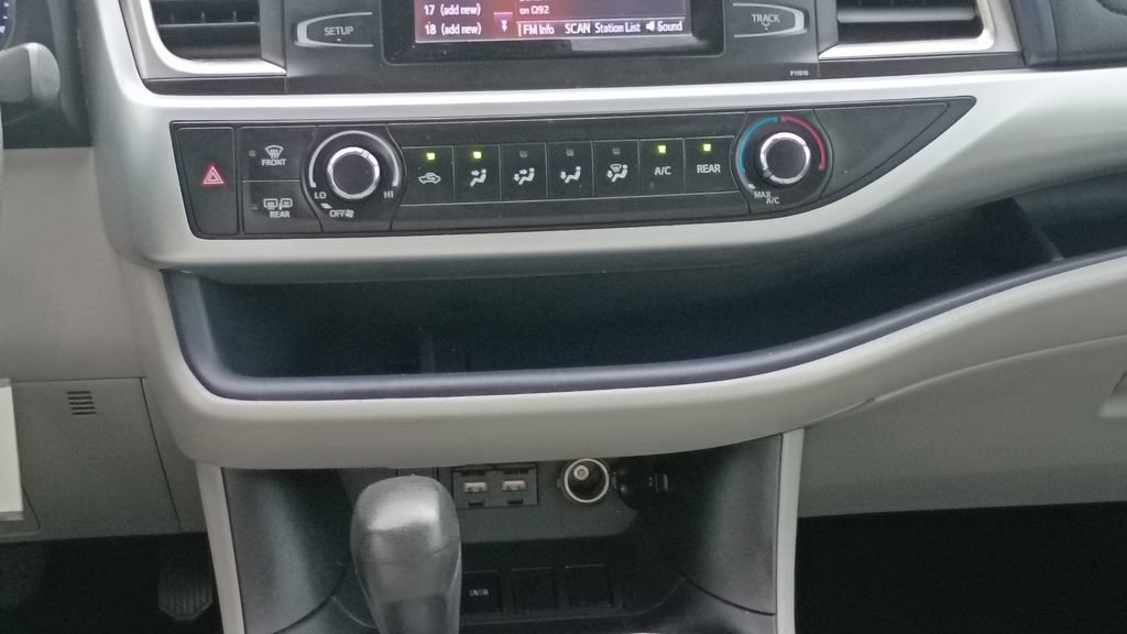 Used 2019 Toyota Highlander LE FWD image 23