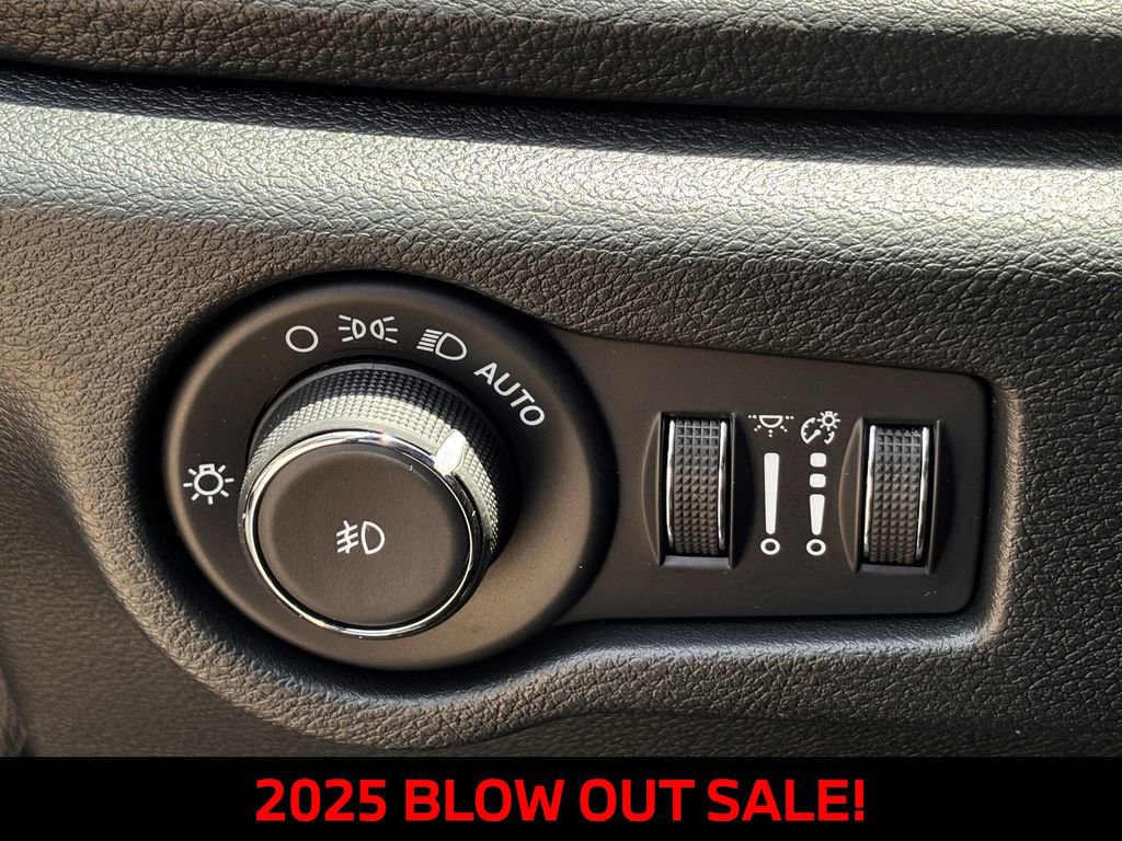 New 2025 Chrysler Pacifica Limited w/ Uconnect Theater Family Group FWD image 18