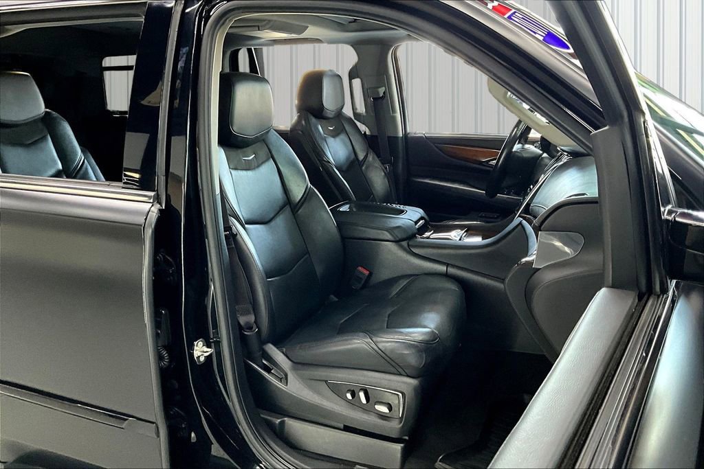 Used 2017 Cadillac Escalade Luxury AWD/4WD image 32