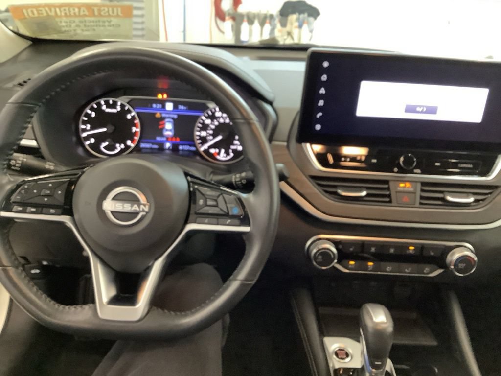Used 2023 Nissan Altima 2.5 SV w/ SV Premium Package AWD/4WD image 6