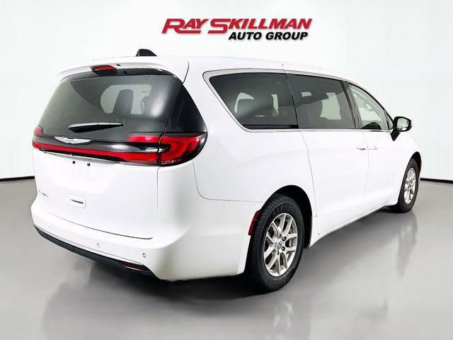 Used 2023 Chrysler Pacifica Touring-L FWD image 7