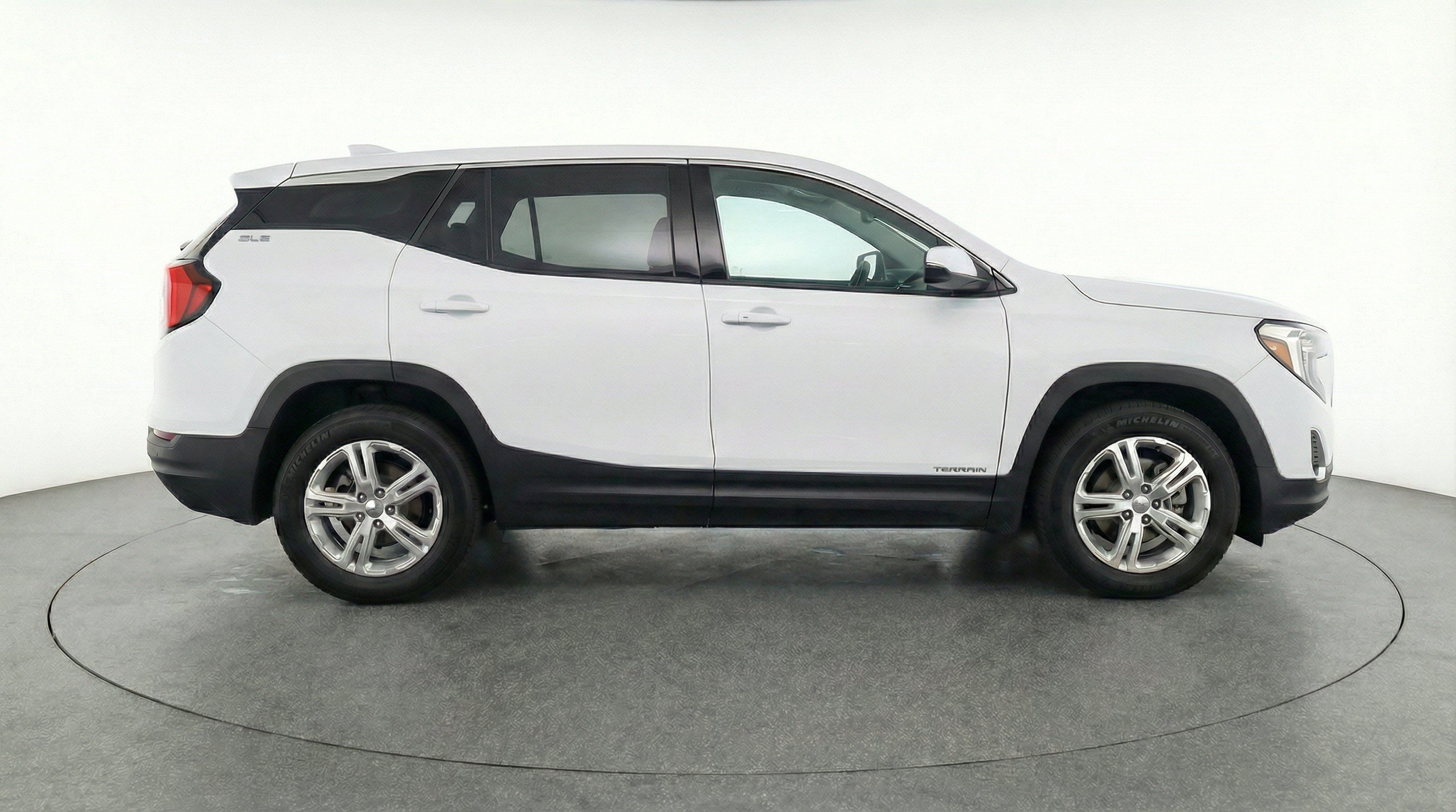 Used 2024 GMC Terrain SLE FWD image 11