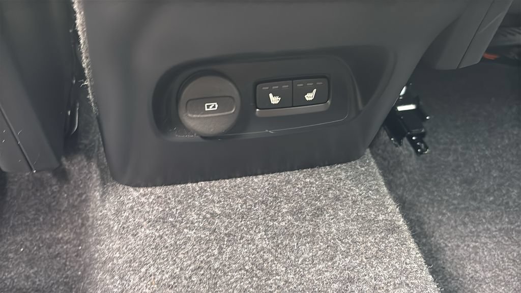 Certified 2025 Volvo XC40 B5 Plus w/ Climate Package AWD/4WD image 8