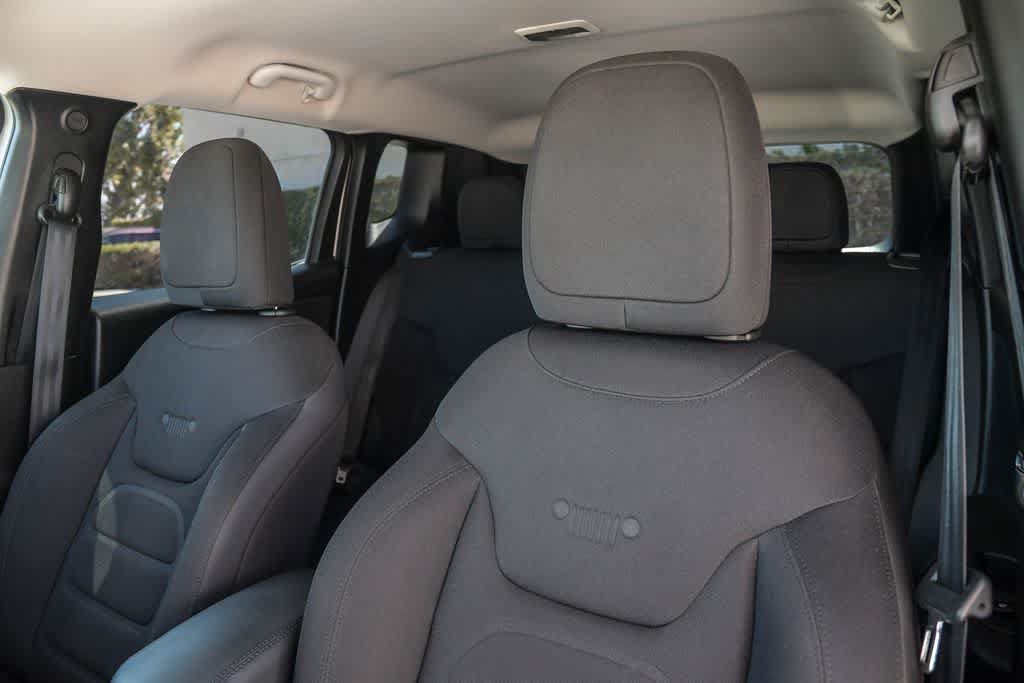 Used 2017 Jeep Renegade Altitude FWD image 17