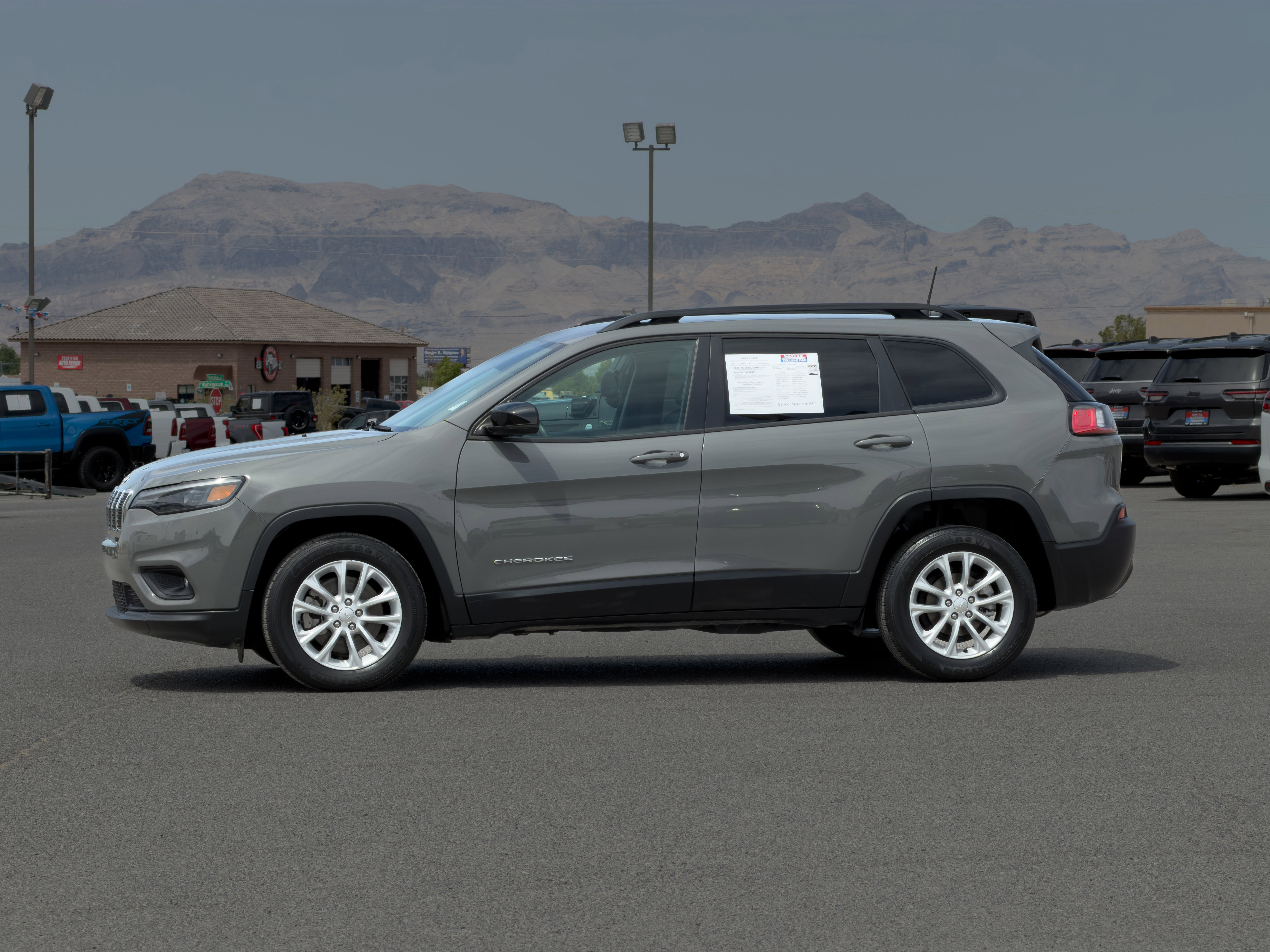 Used 2022 Jeep Cherokee Latitude Lux w/ Mopar Interior Package FWD image 2