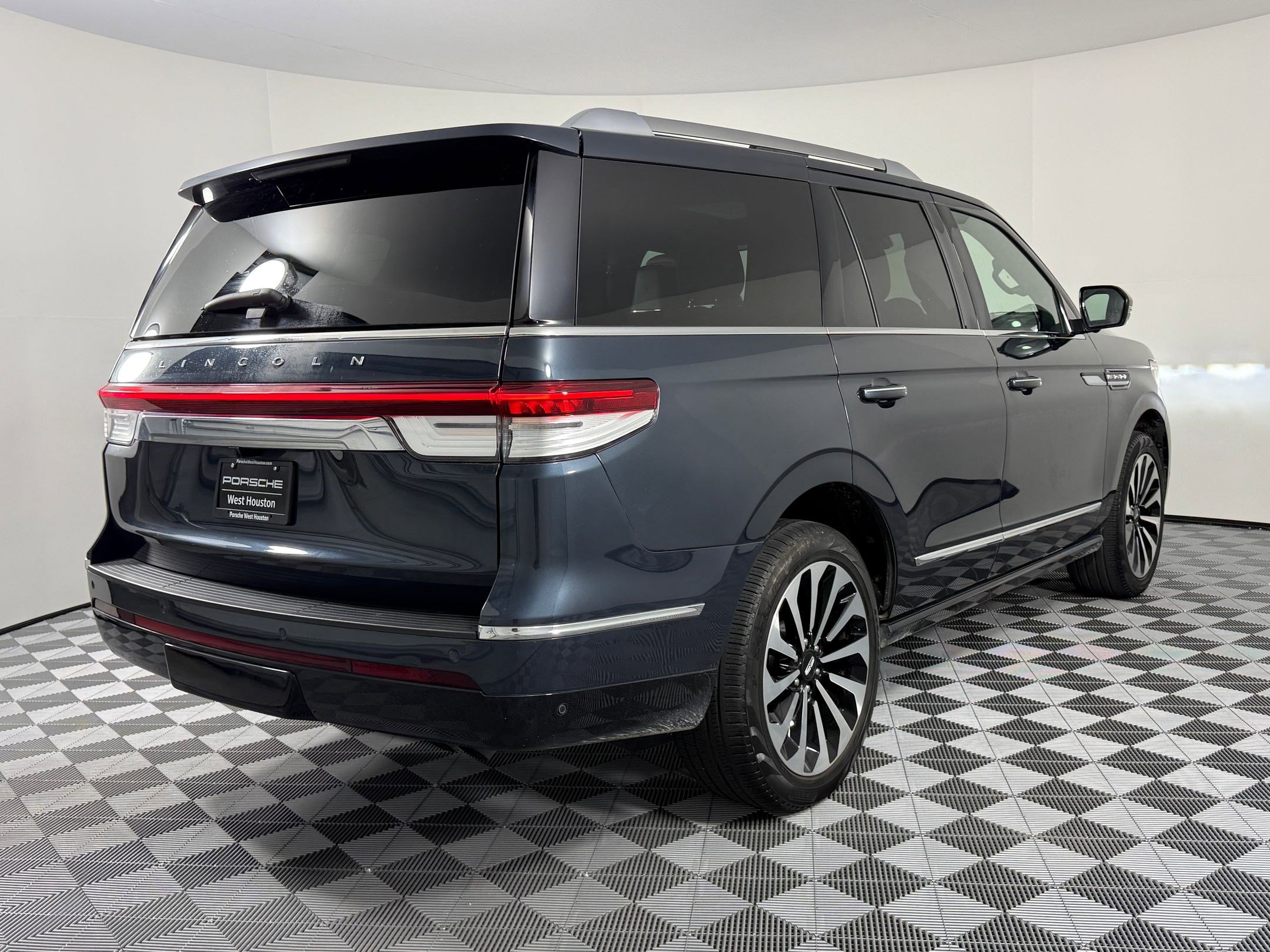 Used 2024 Lincoln Navigator Reserve image 9