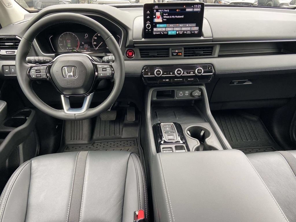 Used 2025 Honda Pilot Touring image 11