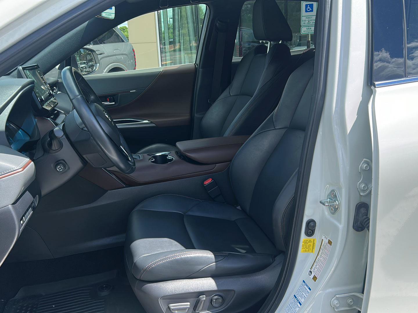 Used 2022 Toyota Venza XLE AWD/4WD image 16