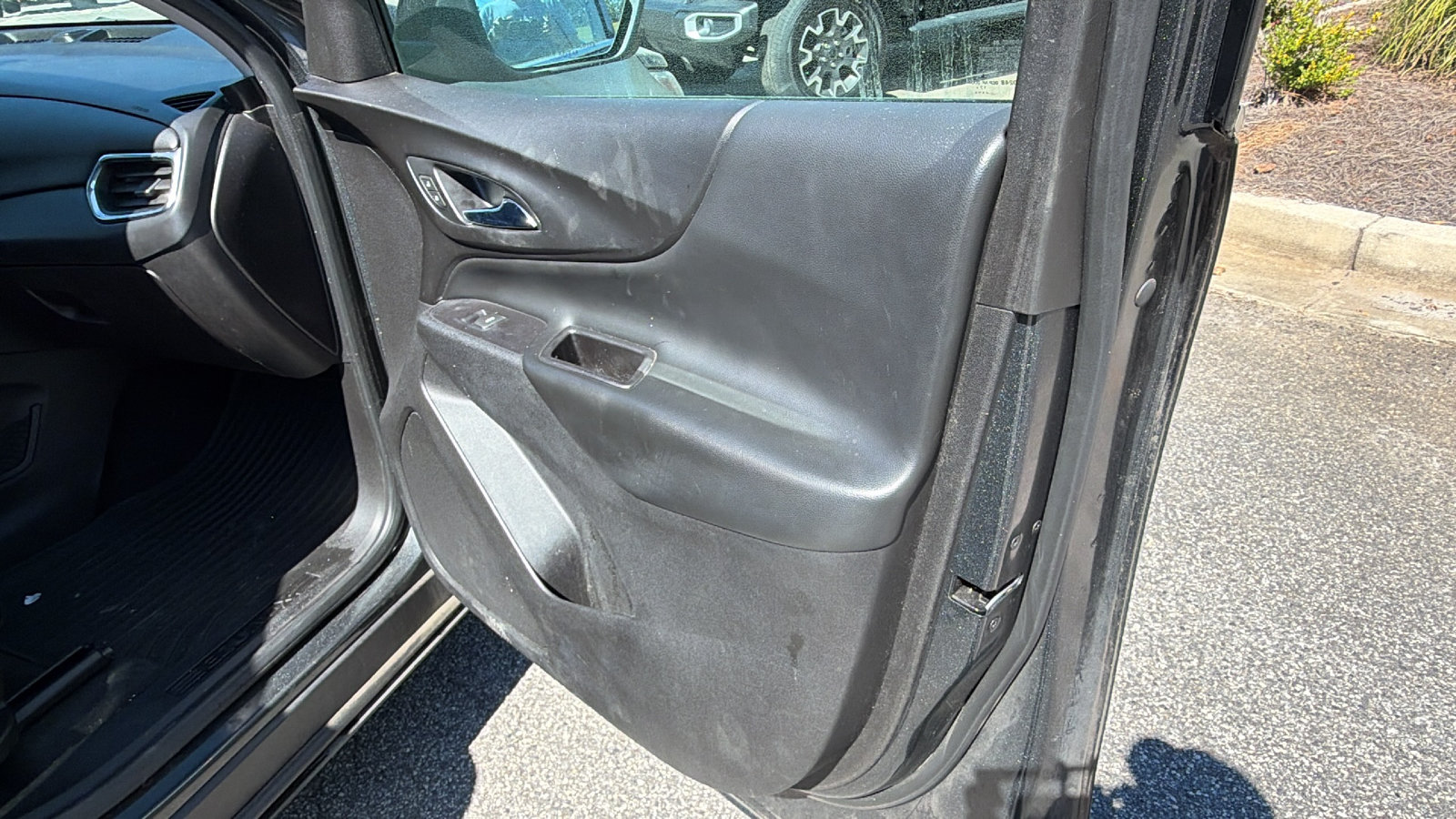 Used 2018 Chevrolet Equinox LT FWD image 18