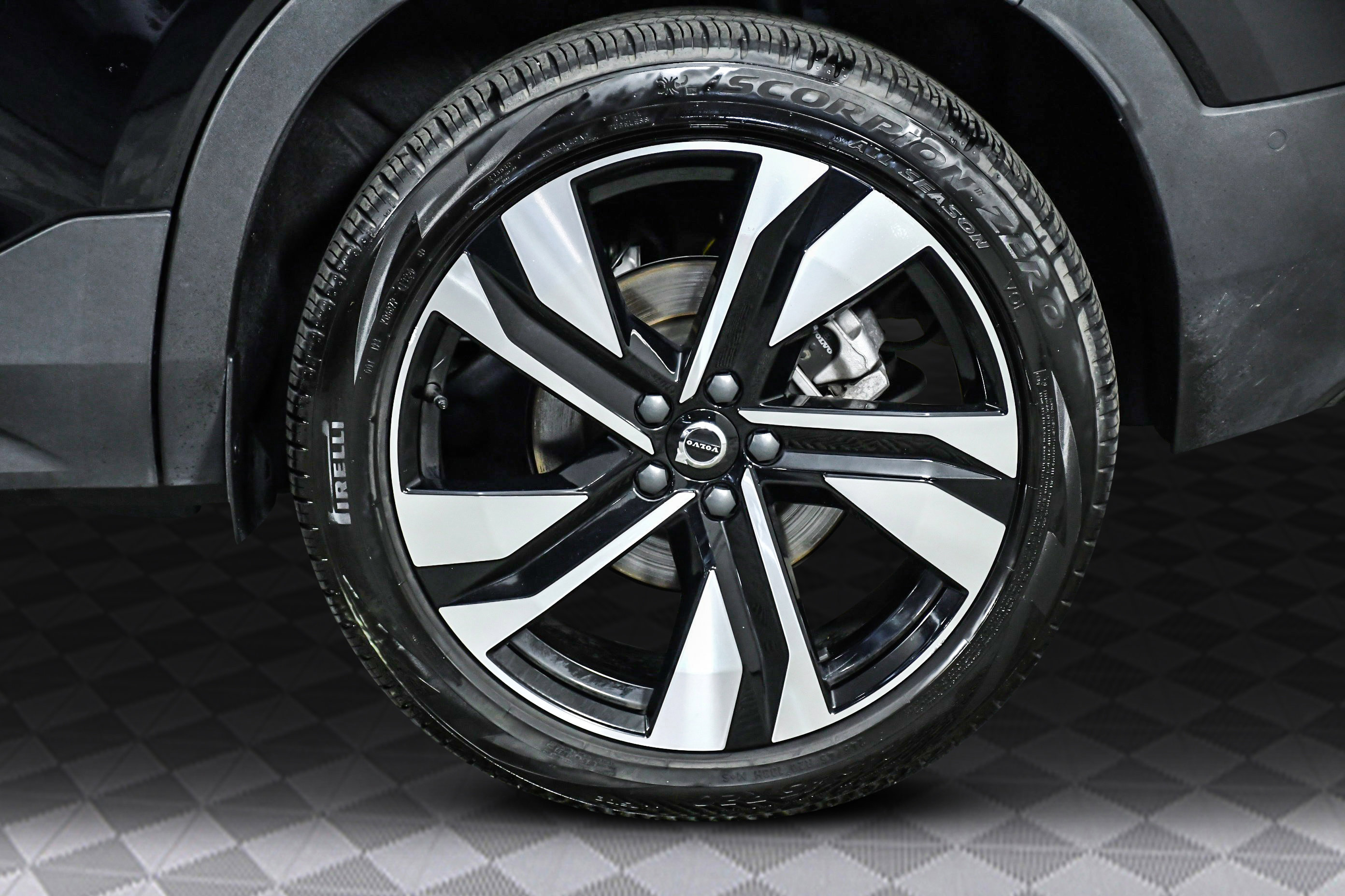 Used 2025 Volvo XC40 B5 Plus image 34