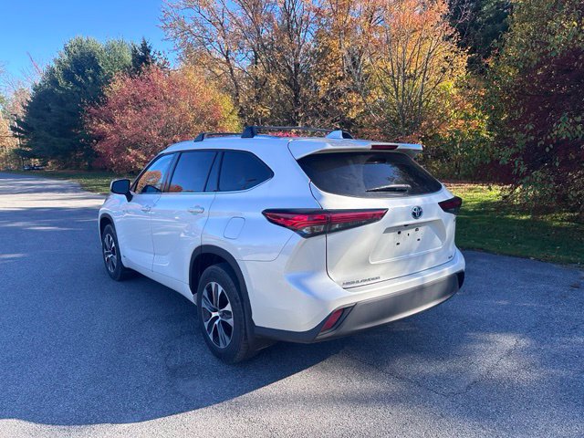 Used 2021 Toyota Highlander XLE AWD/4WD image 5