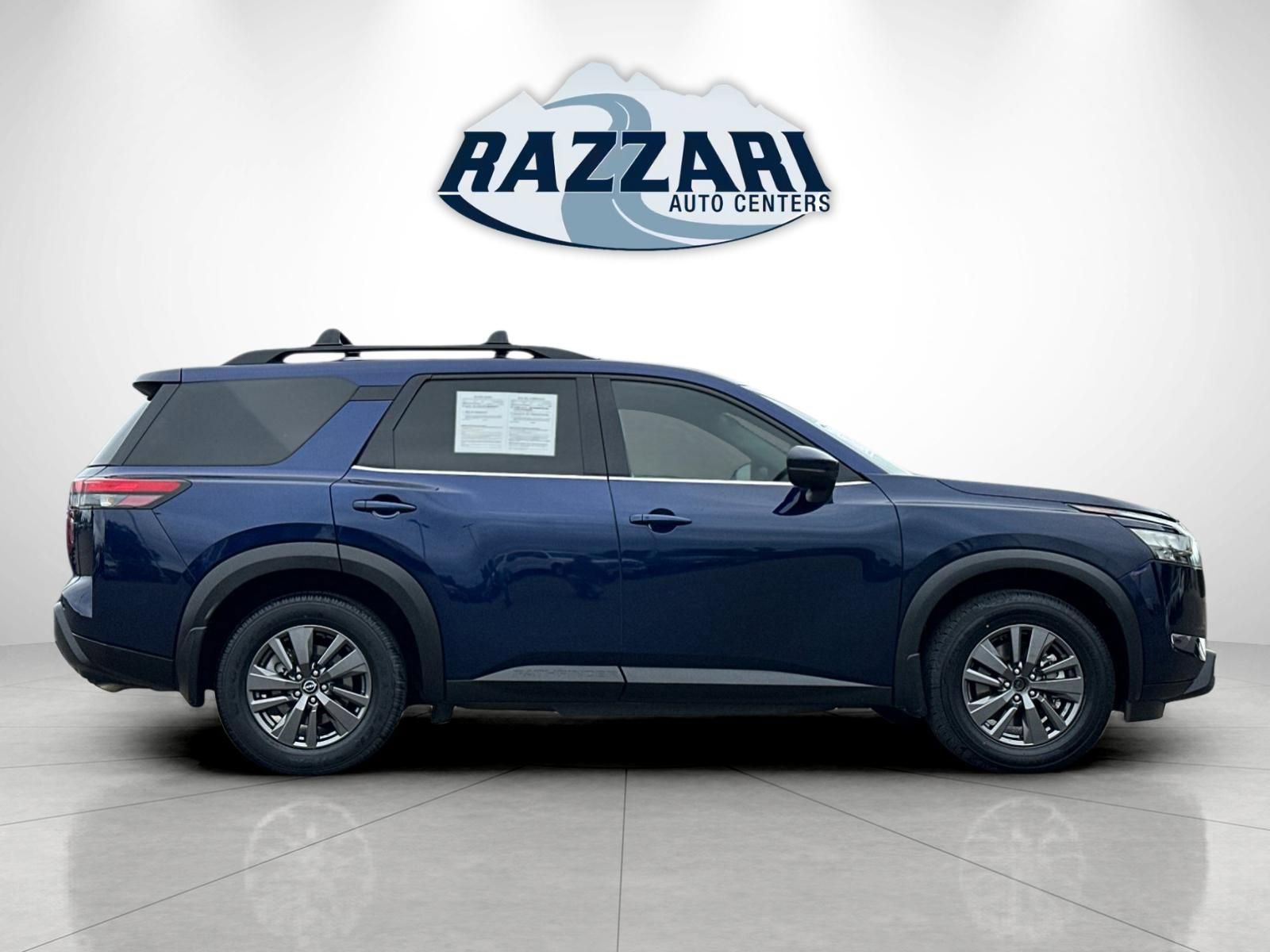 Used 2022 Nissan Pathfinder SV FWD image 2