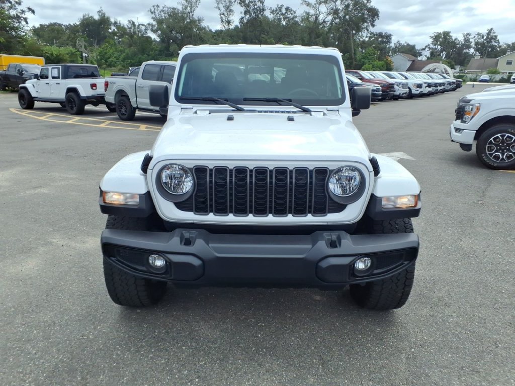 Used 2025 Jeep Gladiator Sport AWD/4WD image 2