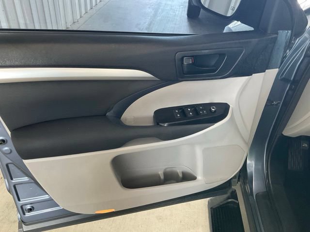 Used 2014 Toyota Highlander LE FWD image 4